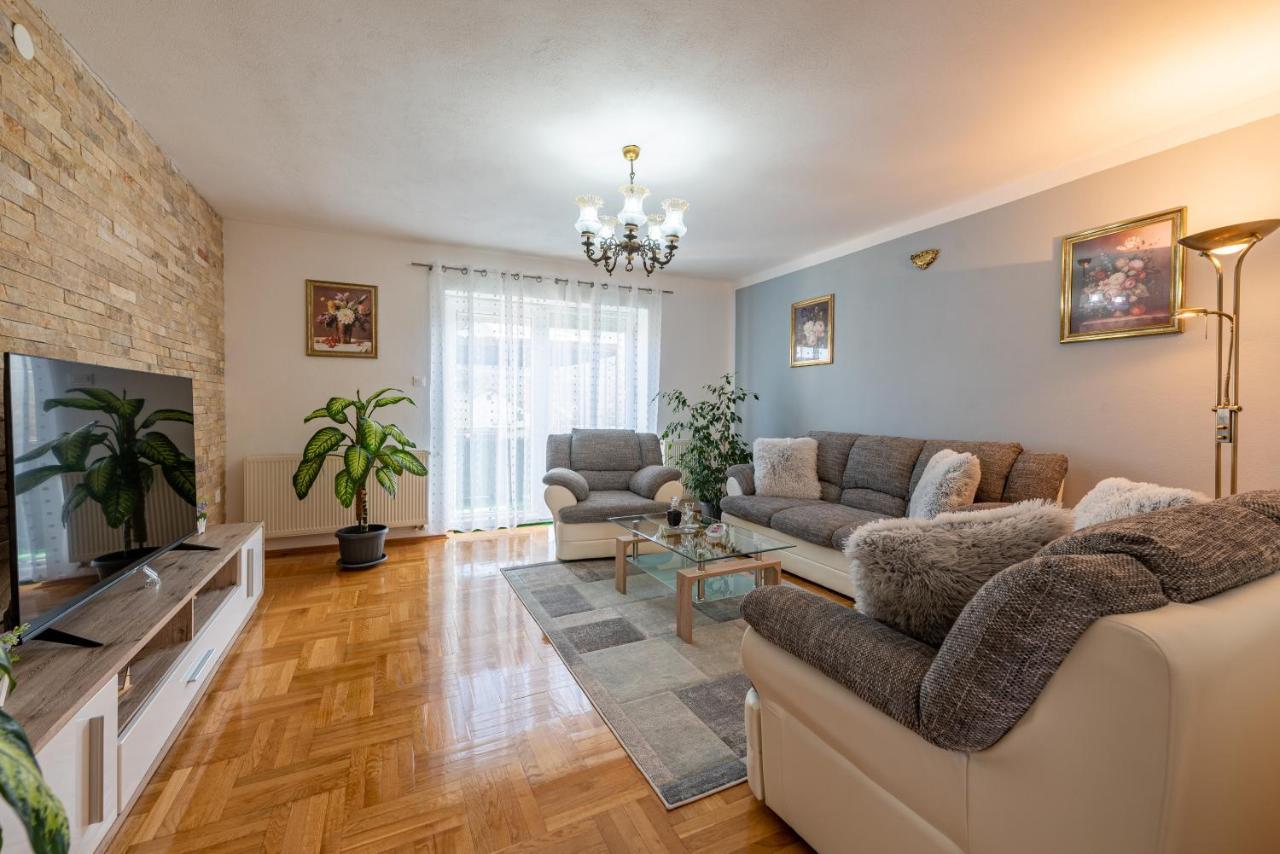 Apartman Toni Gračac Exteriör bild