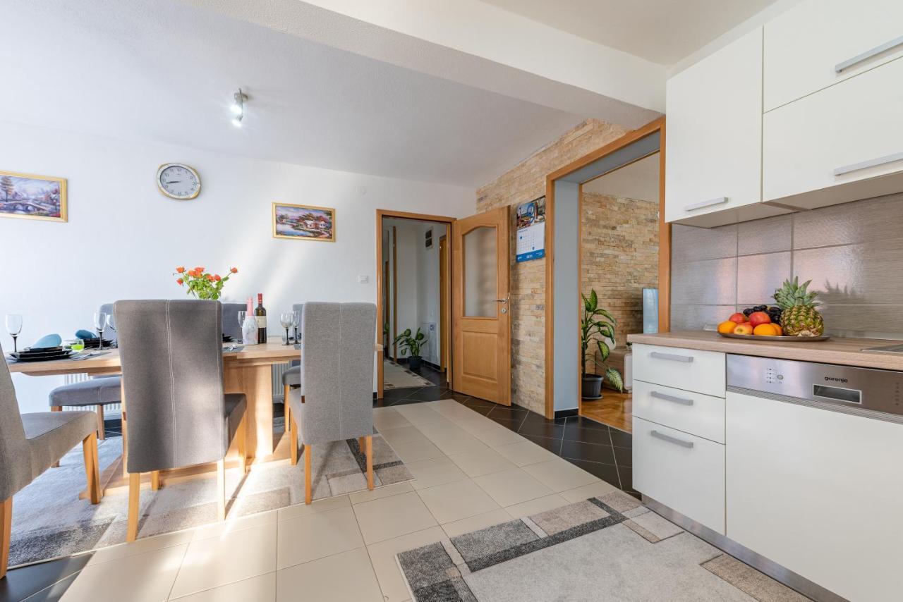 Apartman Toni Gračac Exteriör bild