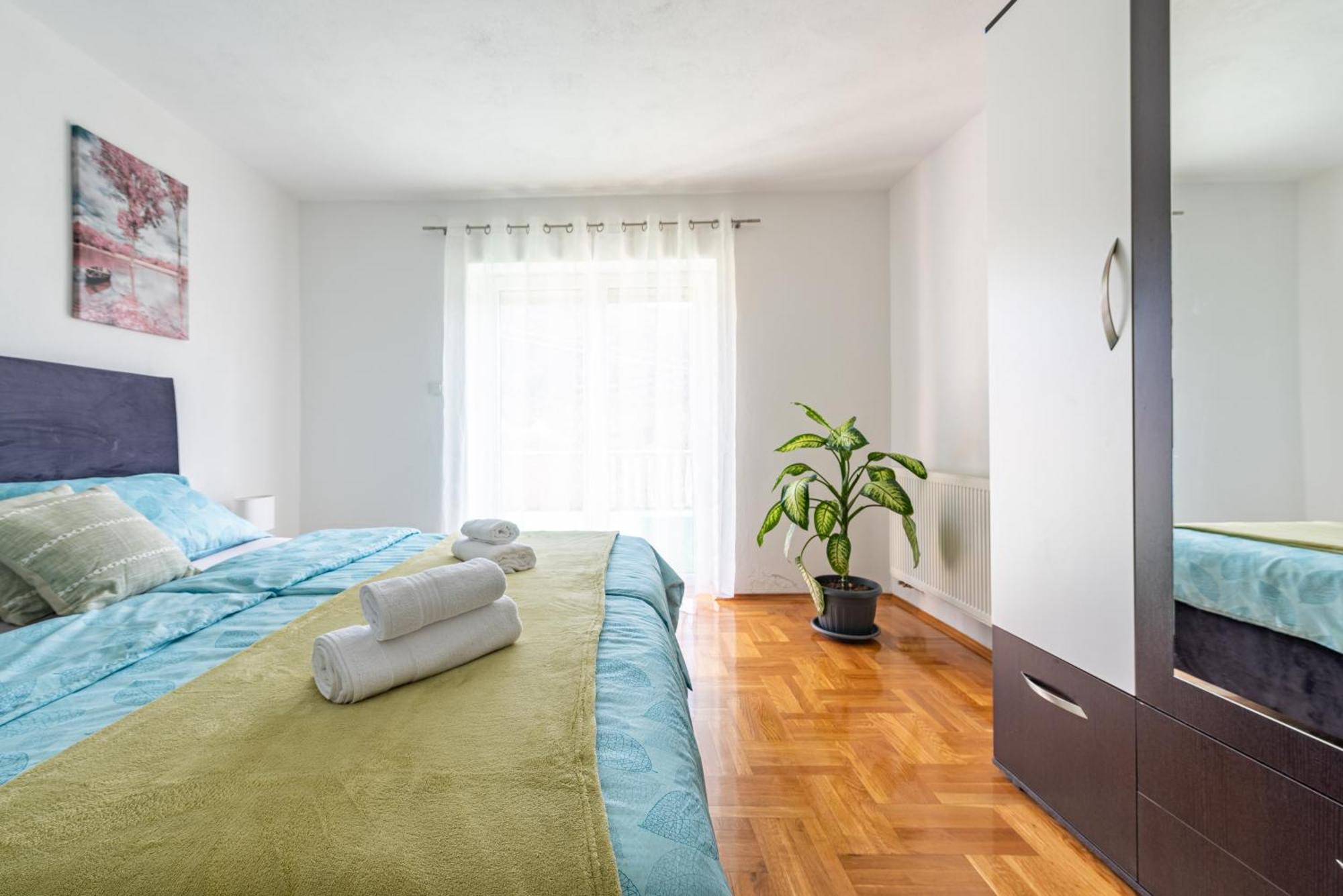 Apartman Toni Gračac Exteriör bild