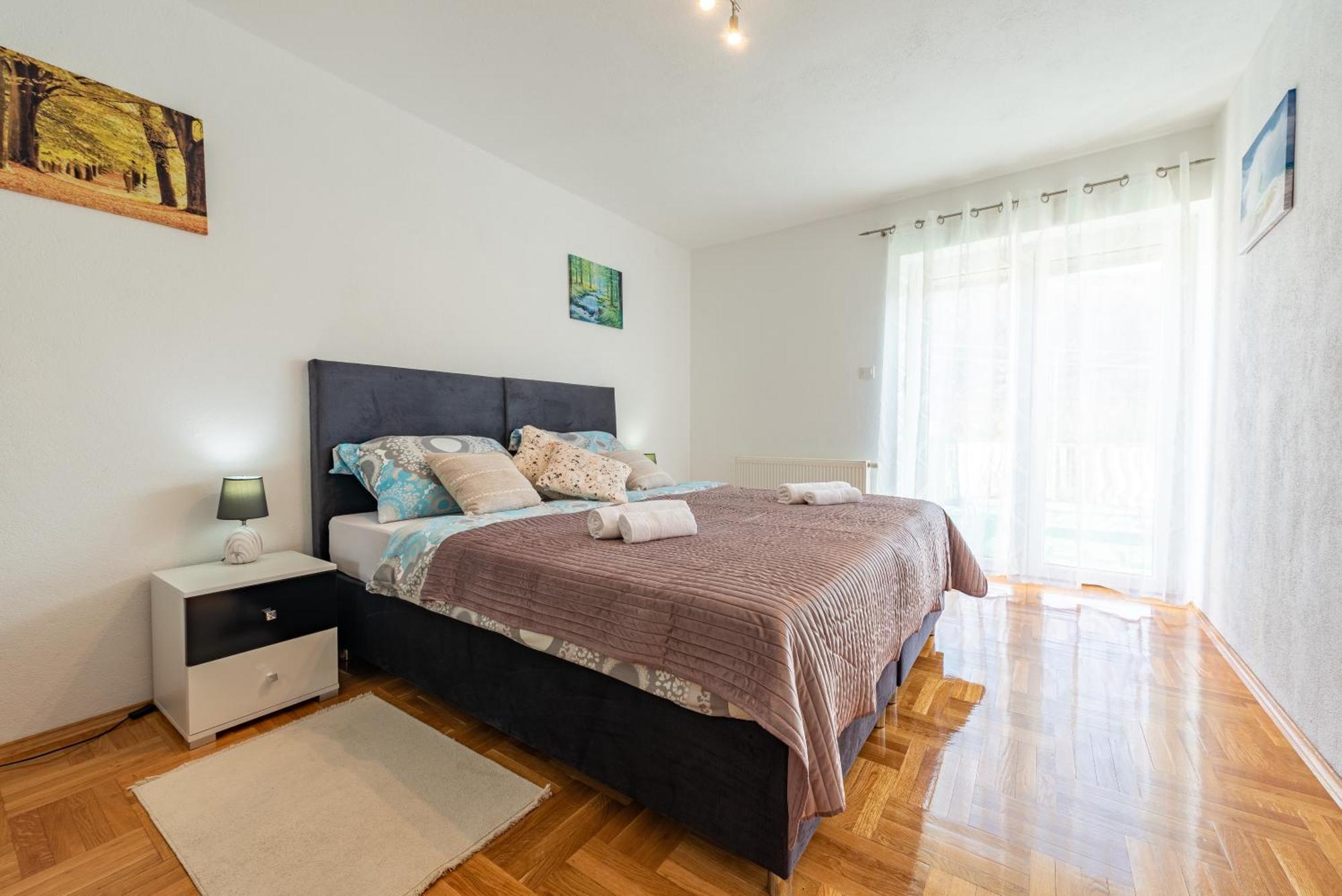 Apartman Toni Gračac Exteriör bild