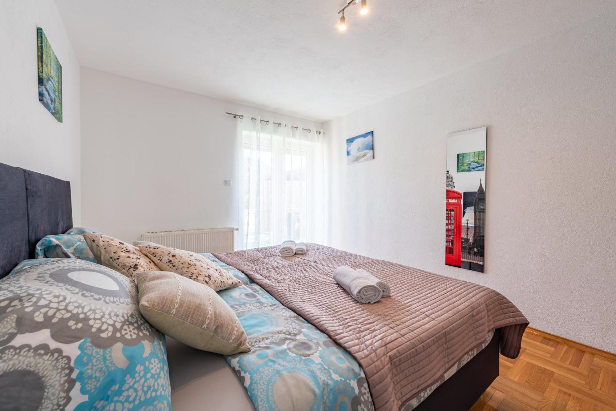 Apartman Toni Gračac Exteriör bild