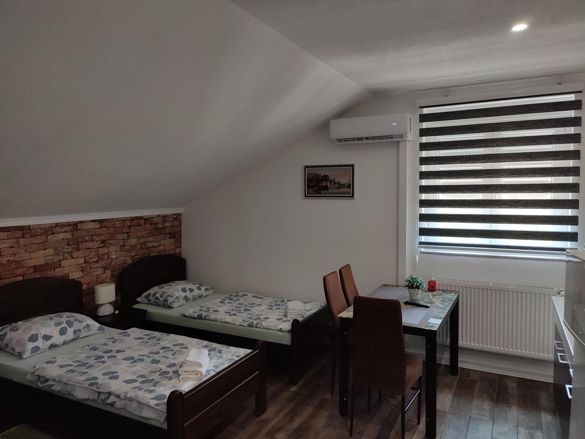 Apartman Toni Gračac Exteriör bild