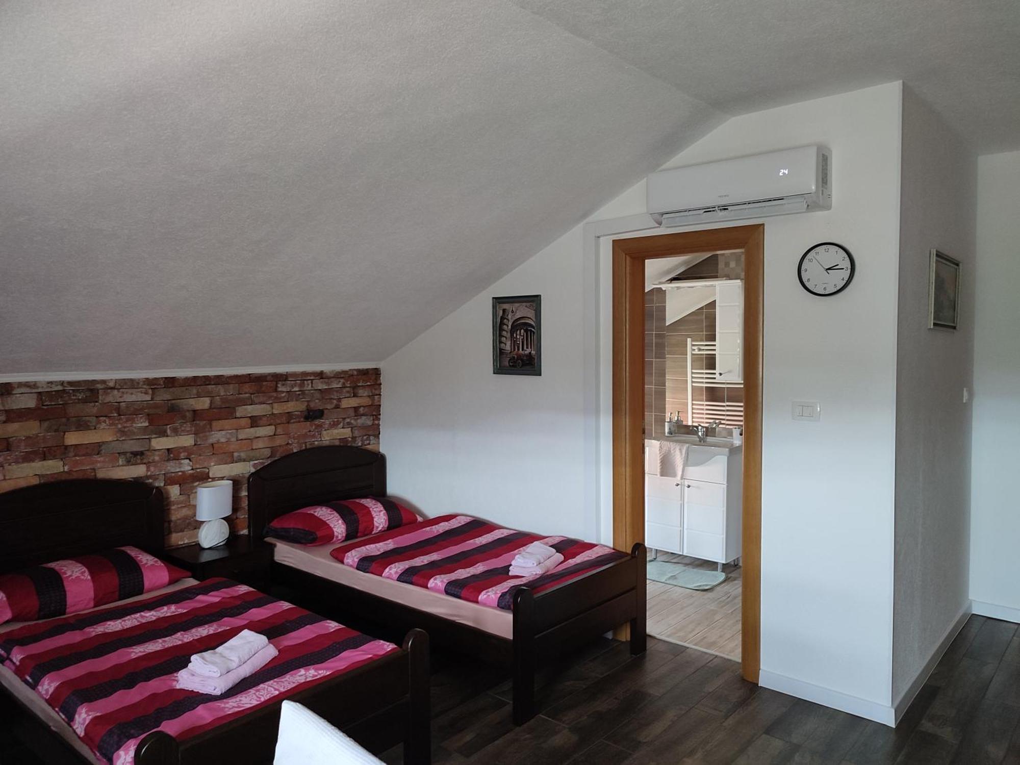 Apartman Toni Gračac Exteriör bild